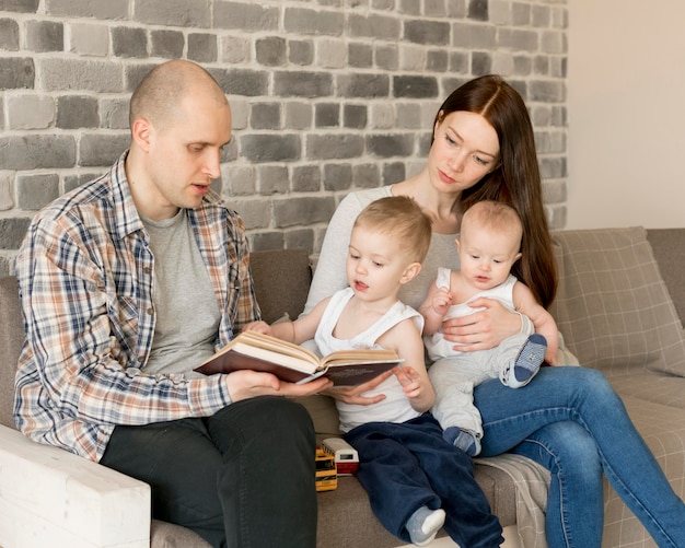 Vorderansicht des glücklichen Familienkonzepts