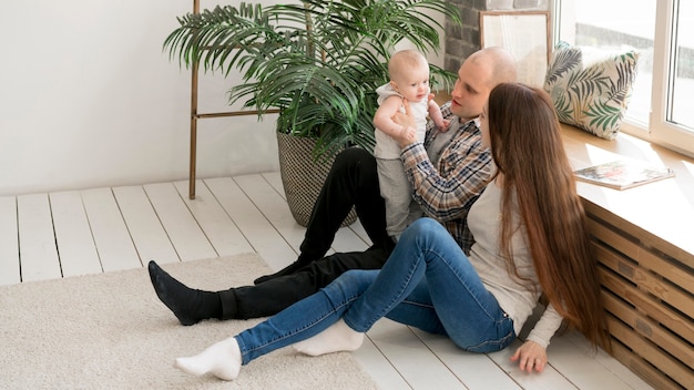 Kostenloses Foto vorderansicht des glücklichen familienkonzepts