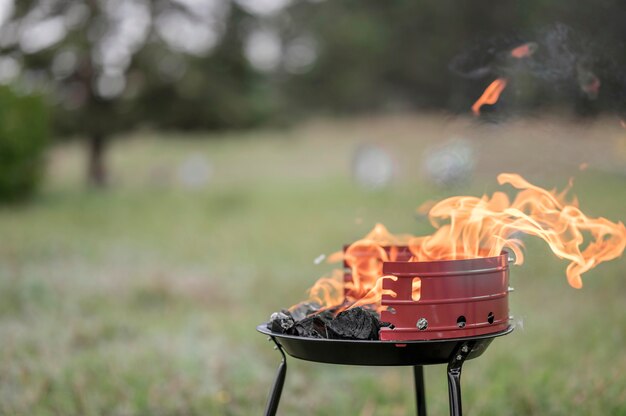 Vorderansicht des Grills im Freien mit Kopierraum