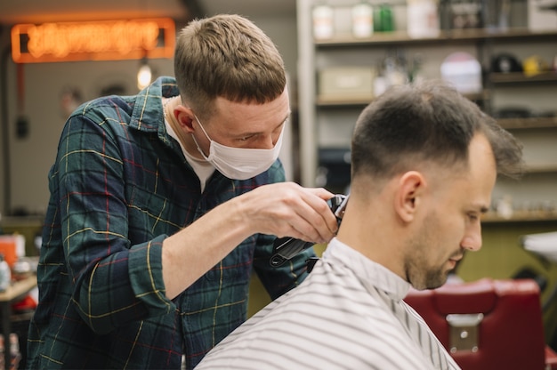 Vorderansicht des Haarstylings, das einen Haarschnitt gibt