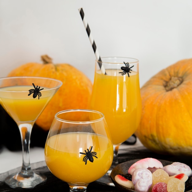 Vorderansicht des Halloween-Konzepts des Orangensaftes