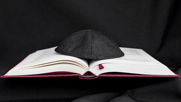 Vorderansicht des heiligen Buches mit Kippah