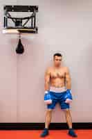 Kostenloses Foto vorderansicht des hemdlosen männlichen boxers