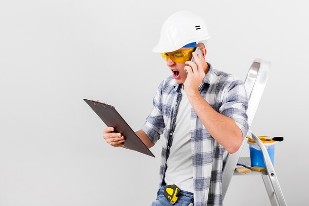 Vorderansicht des jungen Mannes sprechend am Telefon