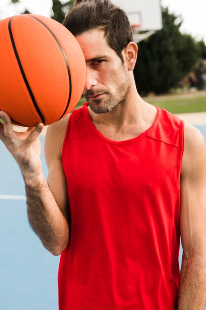 Vorderansicht des Jungen mit Basketballball