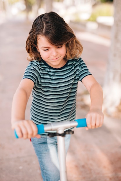 Vorderansicht des Jungen mit Roller