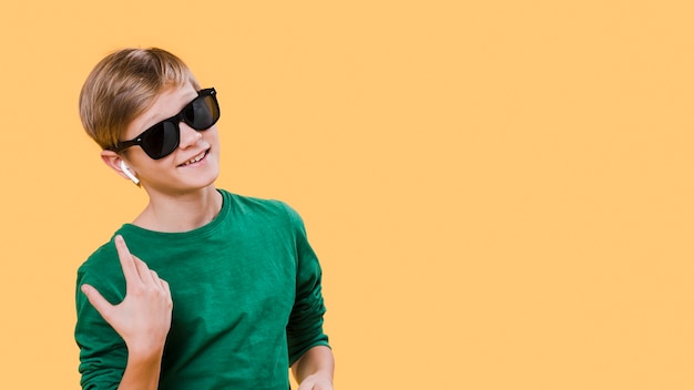 Vorderansicht des Jungen mit Sonnenbrille und Kopienraum