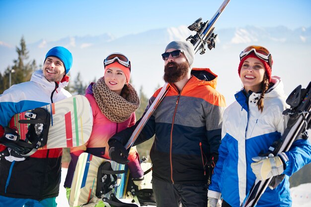 Vorderansicht des jungen Snowboarderteams