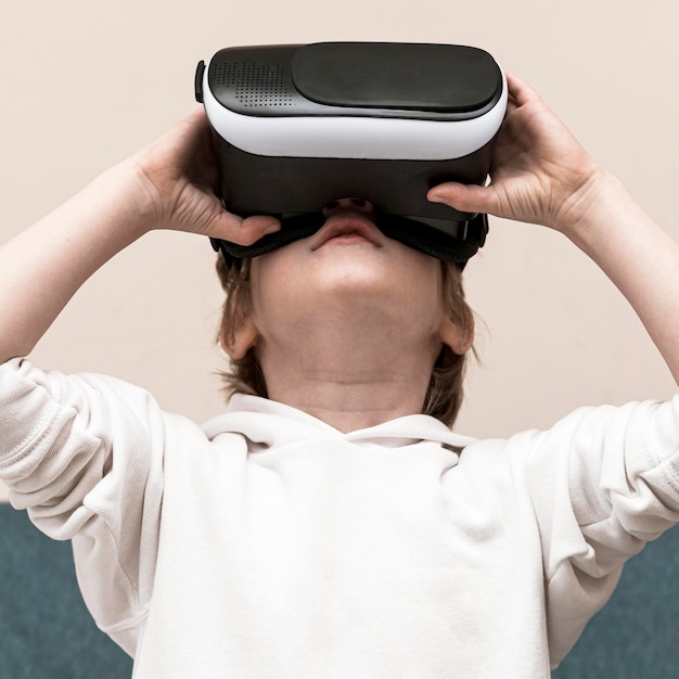 Vorderansicht des Jungen unter Verwendung des Virtual-Reality-Headsets