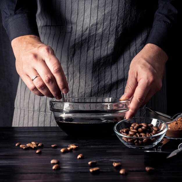 Vorderansicht des Kaffees in der Schüssel auf Holztisch