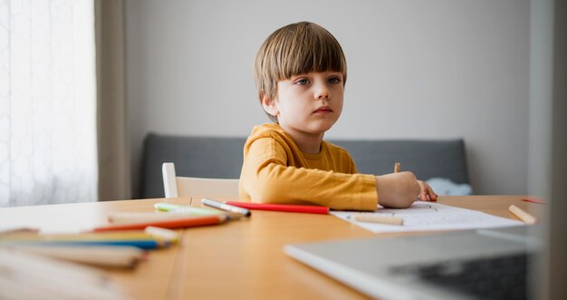 Vorderansicht des Kindes an der Schreibtischzeichnung