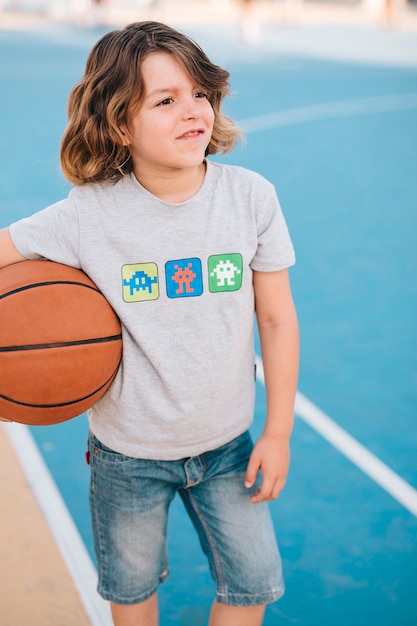 Vorderansicht des Kindes mit Basketball