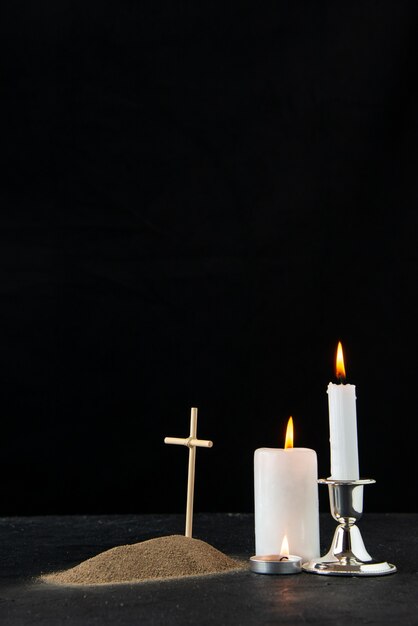 Vorderansicht des kleinen Grabes mit Kerzen auf dem Schwarzen