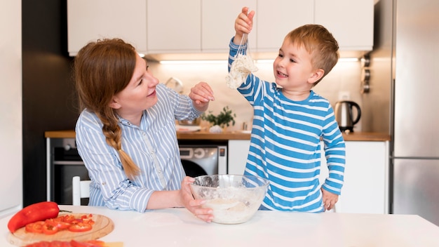 Kostenloses Foto vorderansicht des kleinen jungen, der zu hause kocht