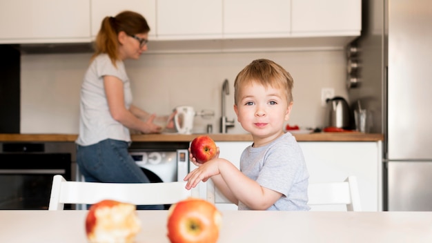 Vorderansicht des kleinen Jungen, der zu Hause kocht