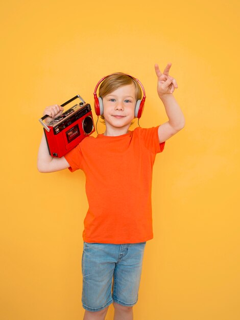 Vorderansicht des kleinen Jungen mit Musikkonzept