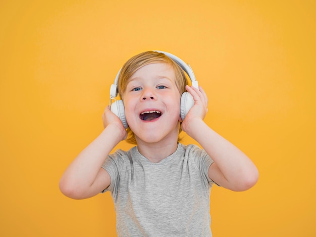 Kostenloses Foto vorderansicht des kleinen jungen mit musikkonzept