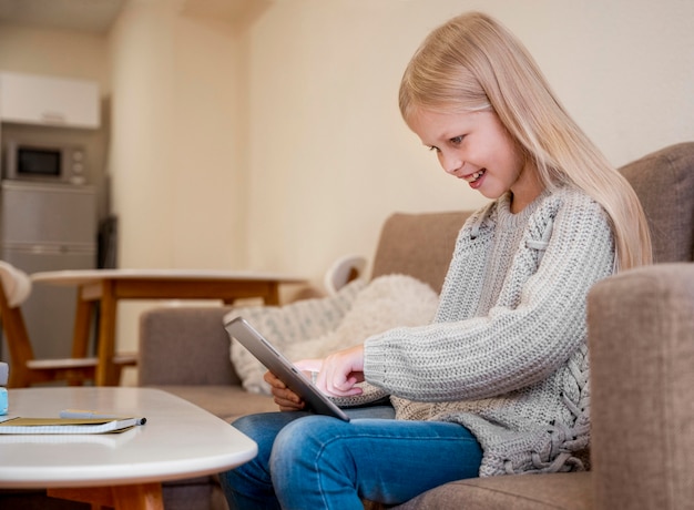 Vorderansicht des kleinen mädchens mit tablette