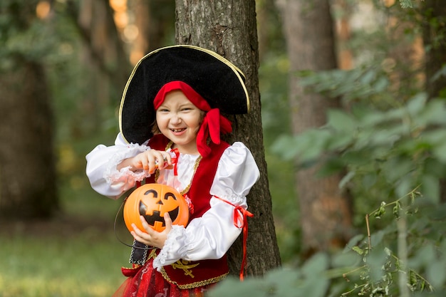 Vorderansicht des kleinen Piratenmädchenkonzepts