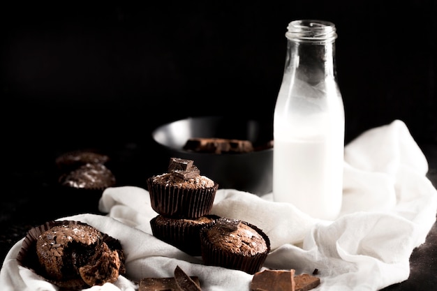 Vorderansicht des köstlichen Schokoladenmuffins mit Kopienraum