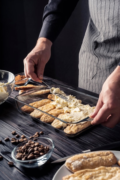 Vorderansicht des köstlichen Tiramisu-Konzepts