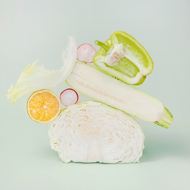 Kostenloses Foto vorderansicht des kohls mit zucchini und rettich