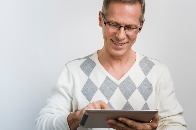 Vorderansicht des lächelnden Vaters schauend in der Tablette