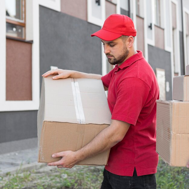 Vorderansicht des Lieferers mit einem Paket