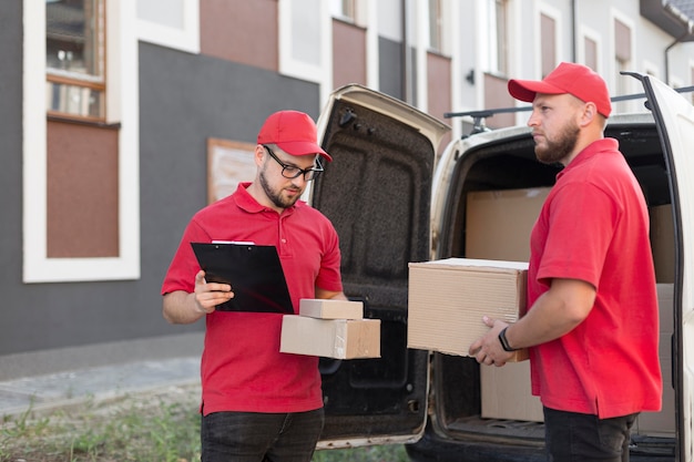 Vorderansicht des Lieferers mit Packagaes