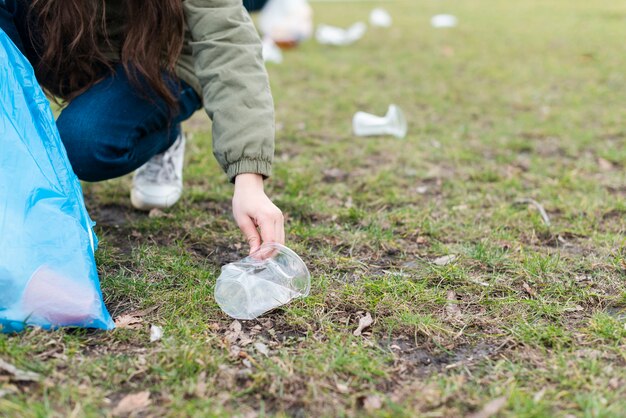 Vorderansicht des Mädchens, das den Boden reinigt