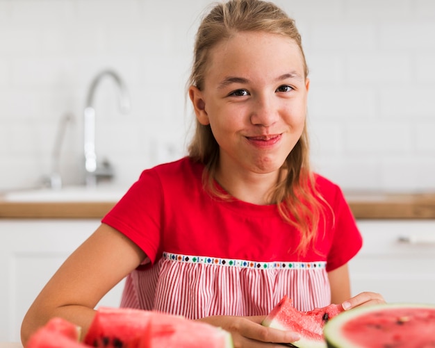 Vorderansicht des Mädchens, das Wassermelone isst