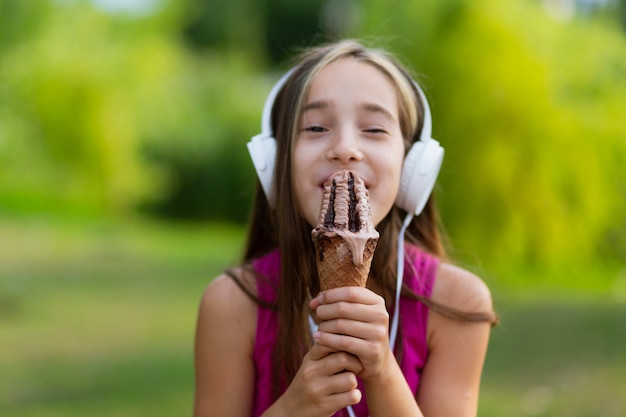 Kostenloses Foto vorderansicht des mädchens eiscreme essend