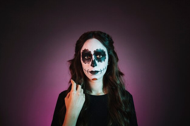 Vorderansicht des Mädchens mit Halloween-Make-up