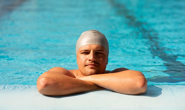 Vorderansicht des männlichen Schwimmers, der im Pool aufwirft