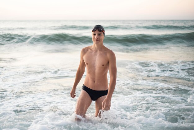 Vorderansicht des männlichen Smiley-Schwimmers im Ozean