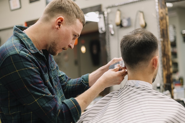 Vorderansicht des Mannes am Friseurladen