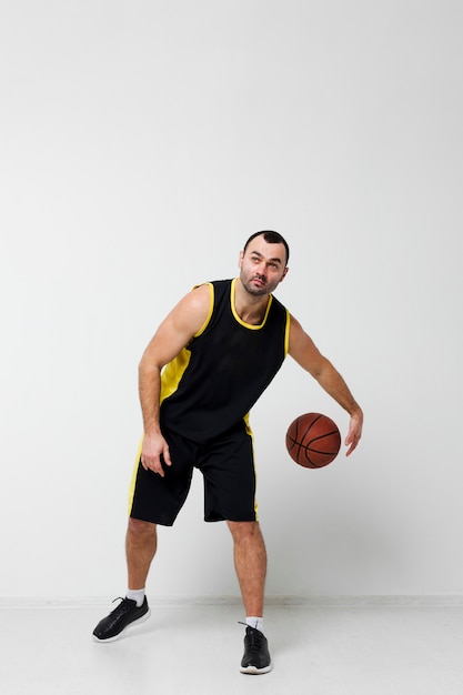 Kostenloses Foto vorderansicht des mannes basketball mit kopienraum spielend