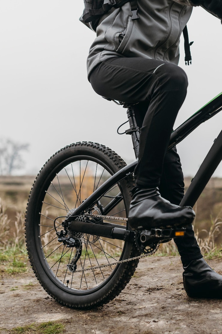 Kostenlose Foto vorderansicht des mannes, der ein fahrrad im berg reitet