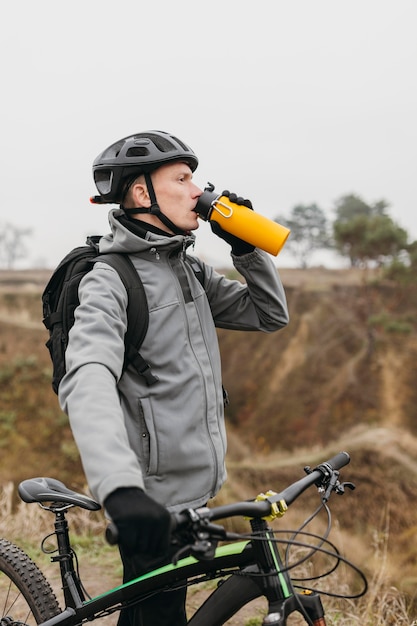 Vorderansicht des Mannes, der ein Fahrrad im Berg reitet