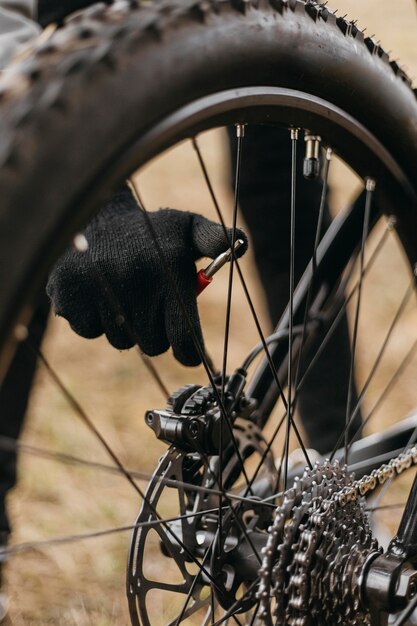 Vorderansicht des Mannes, der ein Fahrrad im Berg reitet