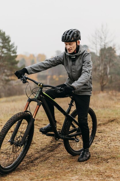 Vorderansicht des Mannes, der ein Fahrrad im Berg reitet