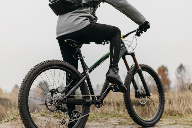 Vorderansicht des Mannes, der ein Fahrrad reitet