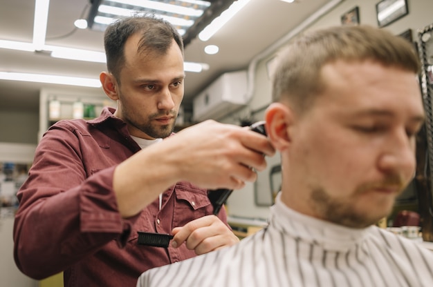 Kostenloses Foto vorderansicht des mannes, der einen haarschnitt hat