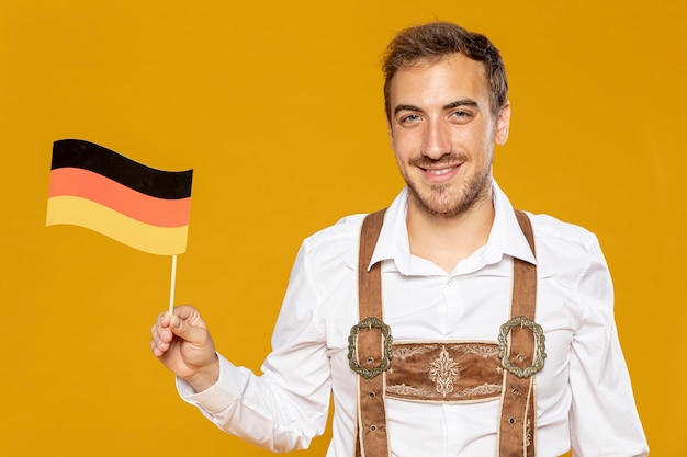 Kostenloses Foto vorderansicht des mannes mit deutscher flagge