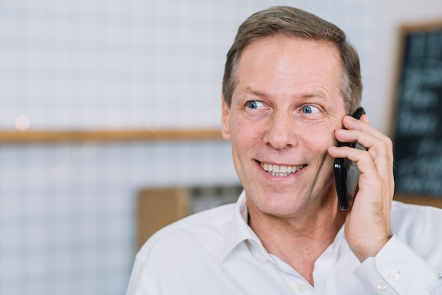 Kostenloses Foto vorderansicht des mannes sprechend am telefon