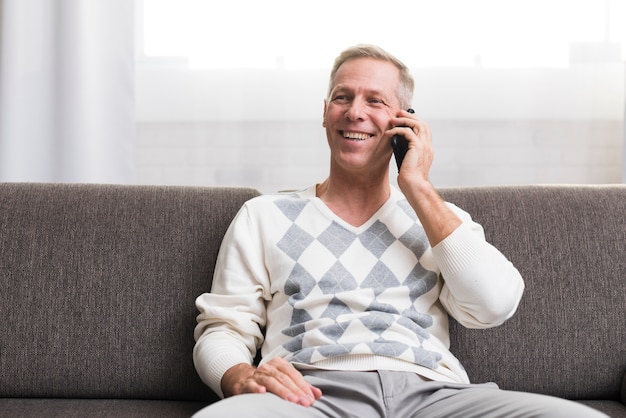 Vorderansicht des Mannes sprechend am Telefon