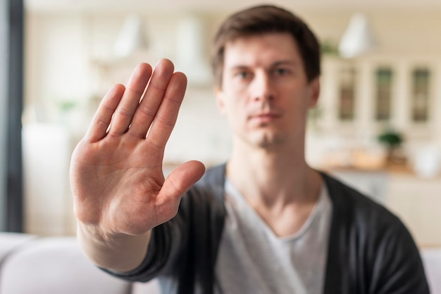 Kostenloses Foto vorderansicht des mannes unter verwendung der gebärdensprache