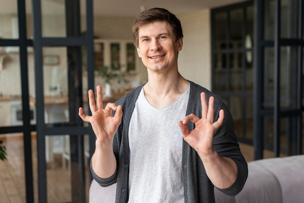 Vorderansicht des Mannes unter Verwendung der Gebärdensprache