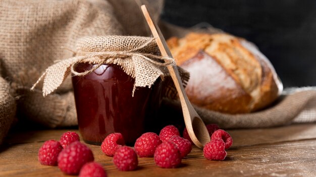 Vorderansicht des Marmeladenglases mit Himbeeren