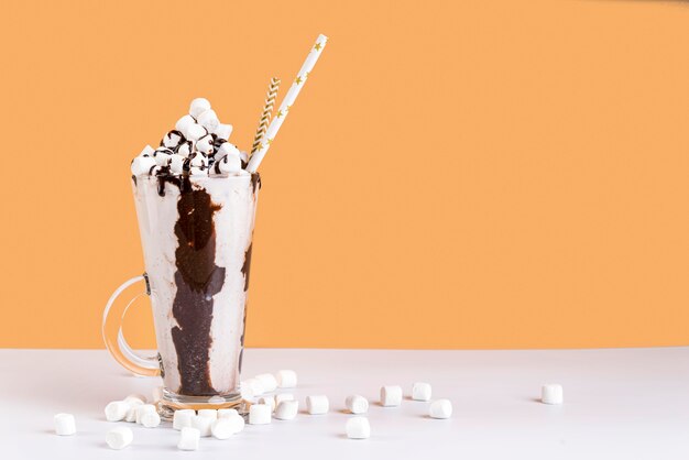 Vorderansicht des Nachtischs im Glas mit Marshmallows und Kopienraum